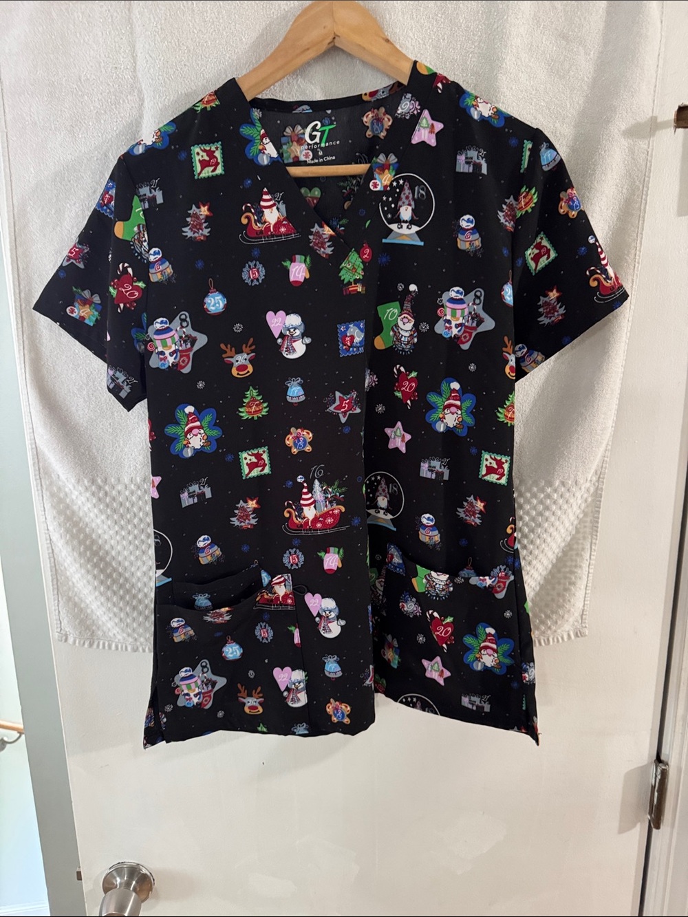 GT by Cherokee Women’s Black Short Sleeve Holiday Print Scrub Top. Worn once